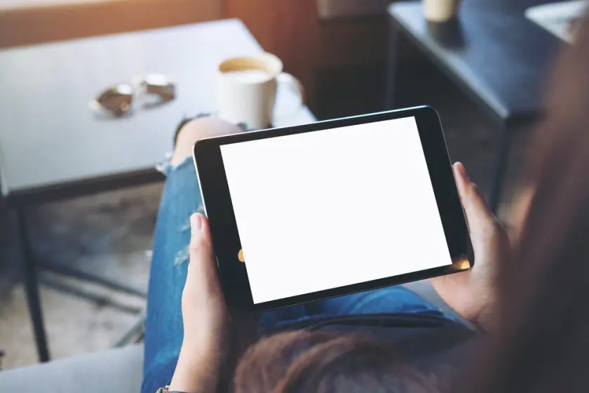 Tablet ekranında titreme sorunu yaşayan bir kullanıcı.