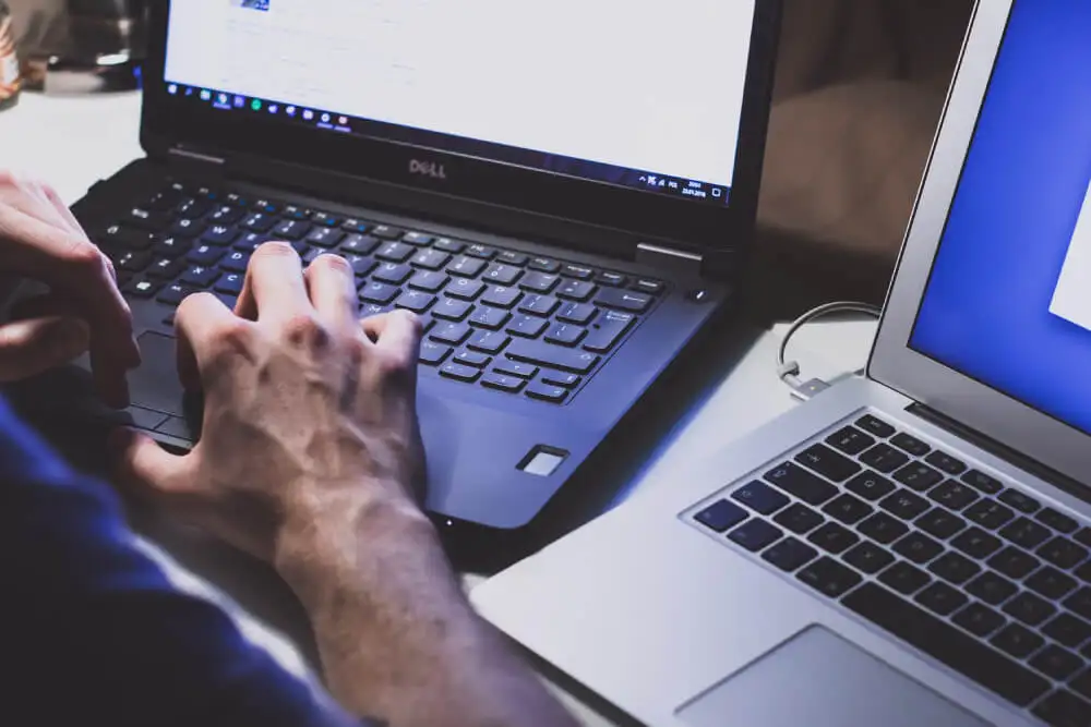 2 bilgisayarı birbirine bağlamak, çalışma masanızda birden fazla makine varsa, sorunsuz dosya paylaşımı işinizi kolaylaştırabilir. İki bilgisayarı kablosuz olarak bağlamak kolaydır, ancak kablolu bir bağlantı daha iyi hız sağlar.