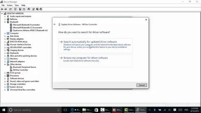 Reeder A8iQ tabletinin donanım bileşenlerini kontrol eden bir teknisyen
