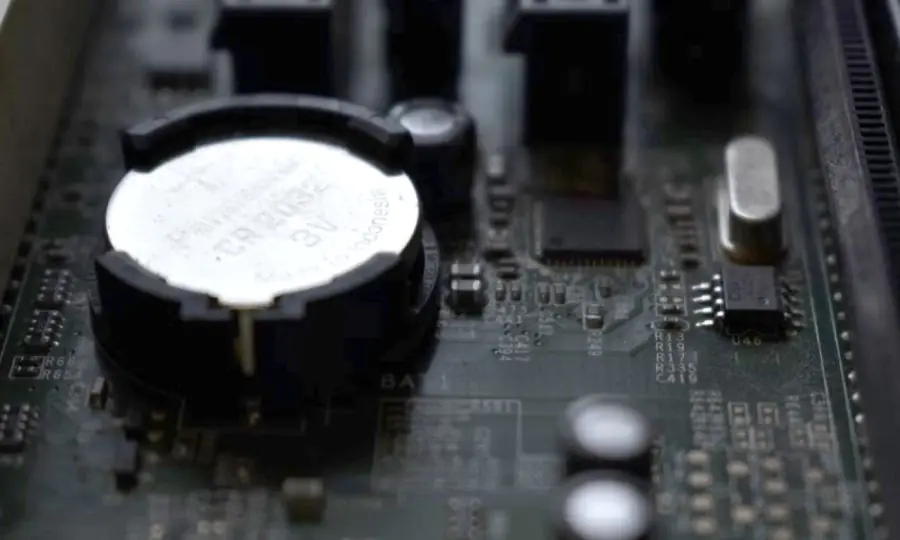 EZ Debug LED DRAM hatasını çözmek için BIOS güncelleme veya sıfırlama adımını gösteren görsel.