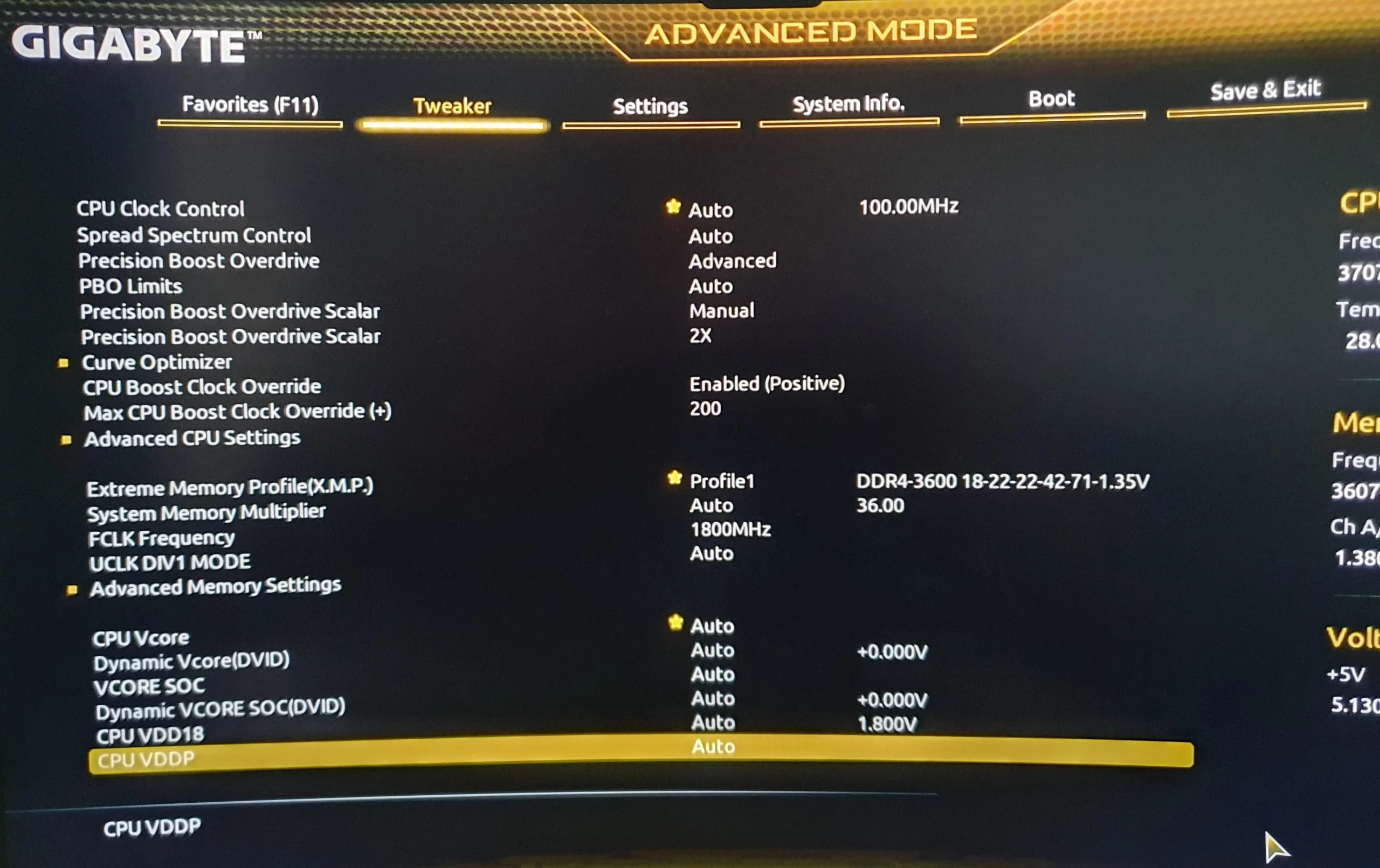 BIOS ekranında Ryzen 5 5600 işlemcinin hız aşırtma ayarlarının yapıldığı bir ekran görüntüsü. Frekans ve voltaj değerleri düzenleniyor.