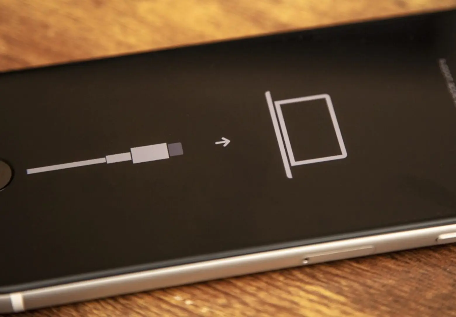 iPhone X'te DFU modu, kurtarma kablosu ve bilgisayar