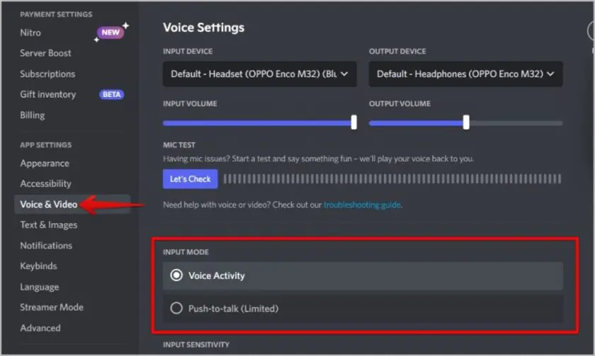 Bilgisayar ekranında Discord logosu ve bir mikrofon simgesi.