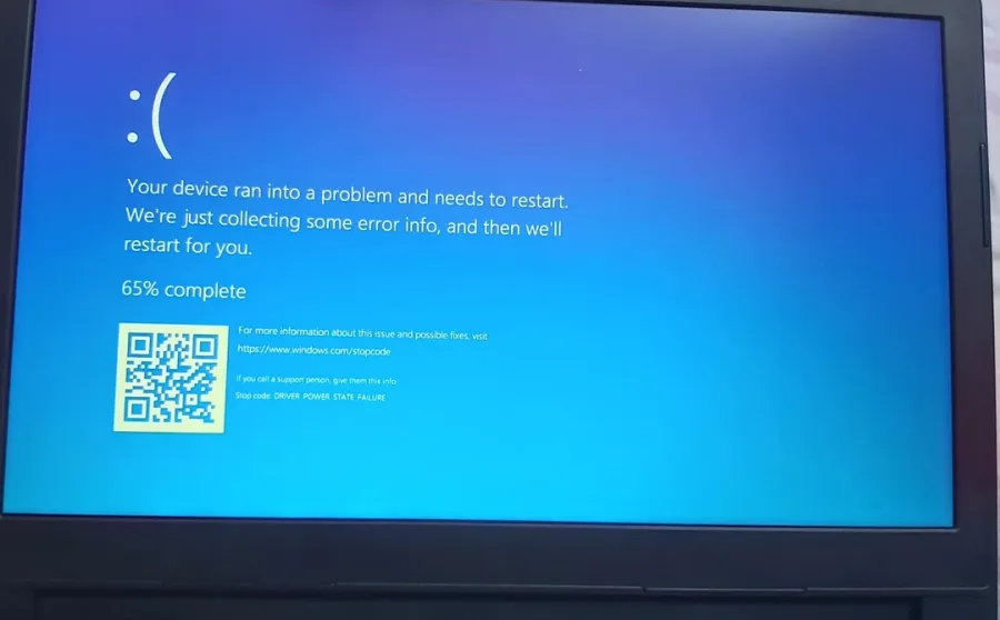 "Driver Power State Failure" hatasının çözümü için bilgisayarında sürücü güncellemeleri ve ayar düzenlemeleri yapan bir kullanıcının ekranı.