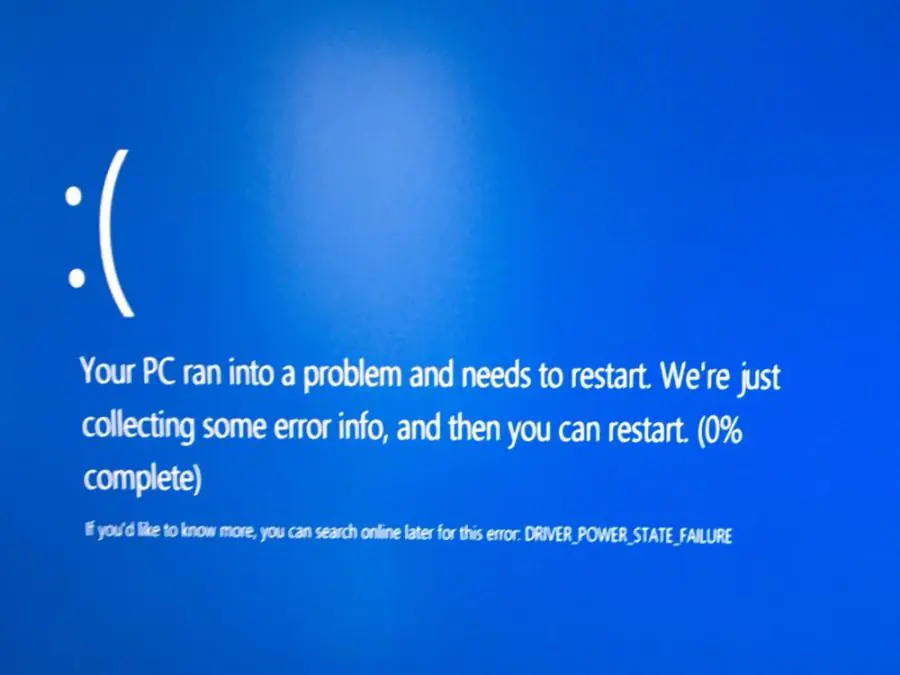 Windows 10'da "Driver Power State Failure" mavi ekran hatasıyla karşılaşan bir bilgisayar ekranı.