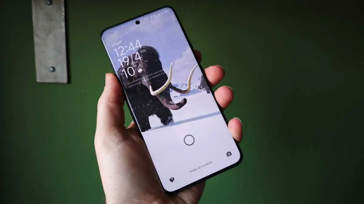 Ekran kilidi unutulmuş bir telefonun açılma sürecini gösteren adım adım bir rehber.