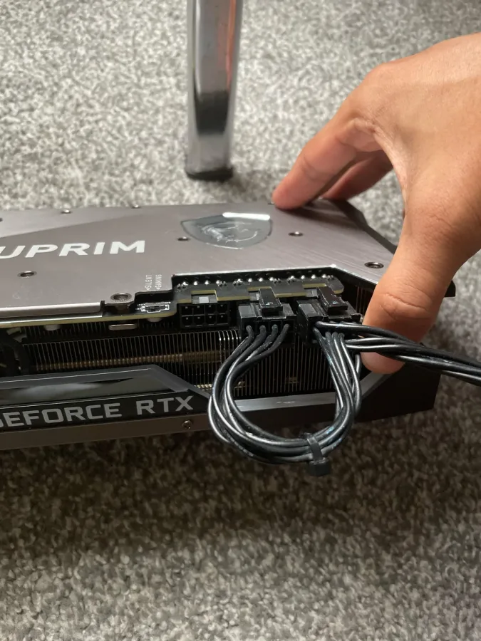 Yetersiz güç kaynağı nedeniyle performans düşüşü yaşayan bir bilgisayarın ekranı.