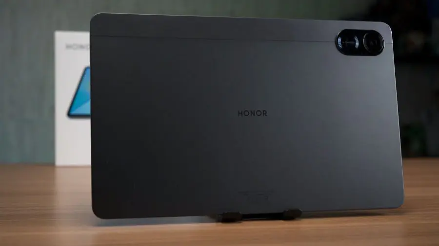 Honor Pad X9 tabletin kutu içeriği ve teknik özelliklerini gösteren bir görsel.