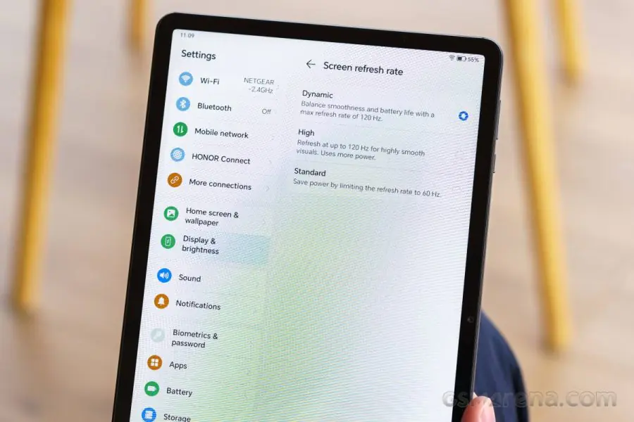 Honor Pad X9 tabletin ekranında ışık sızması (backlight bleeding) sorununu gösteren bir görsel.