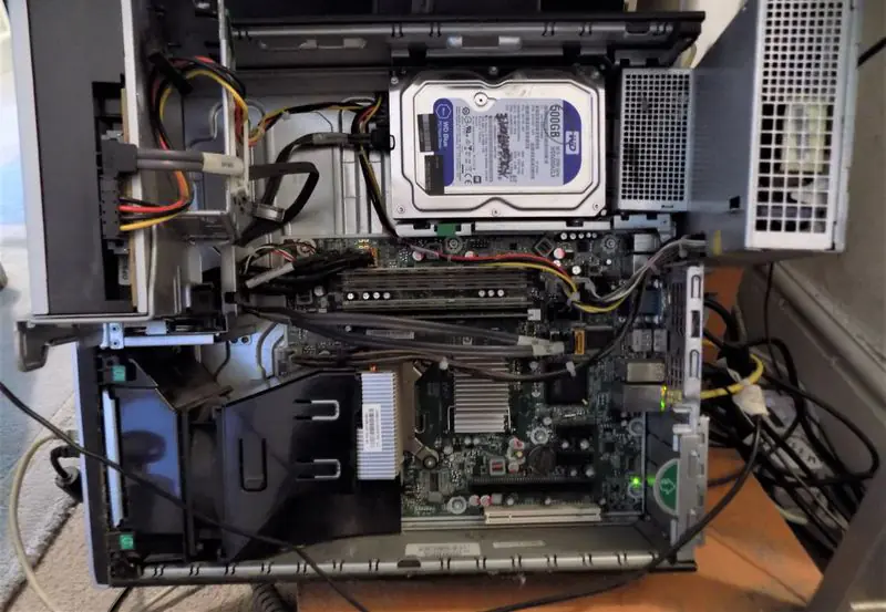 Dik konumda duran bir bilgisayar kasasının ön panelini ve güç düğmesini gösteren bir görsel.