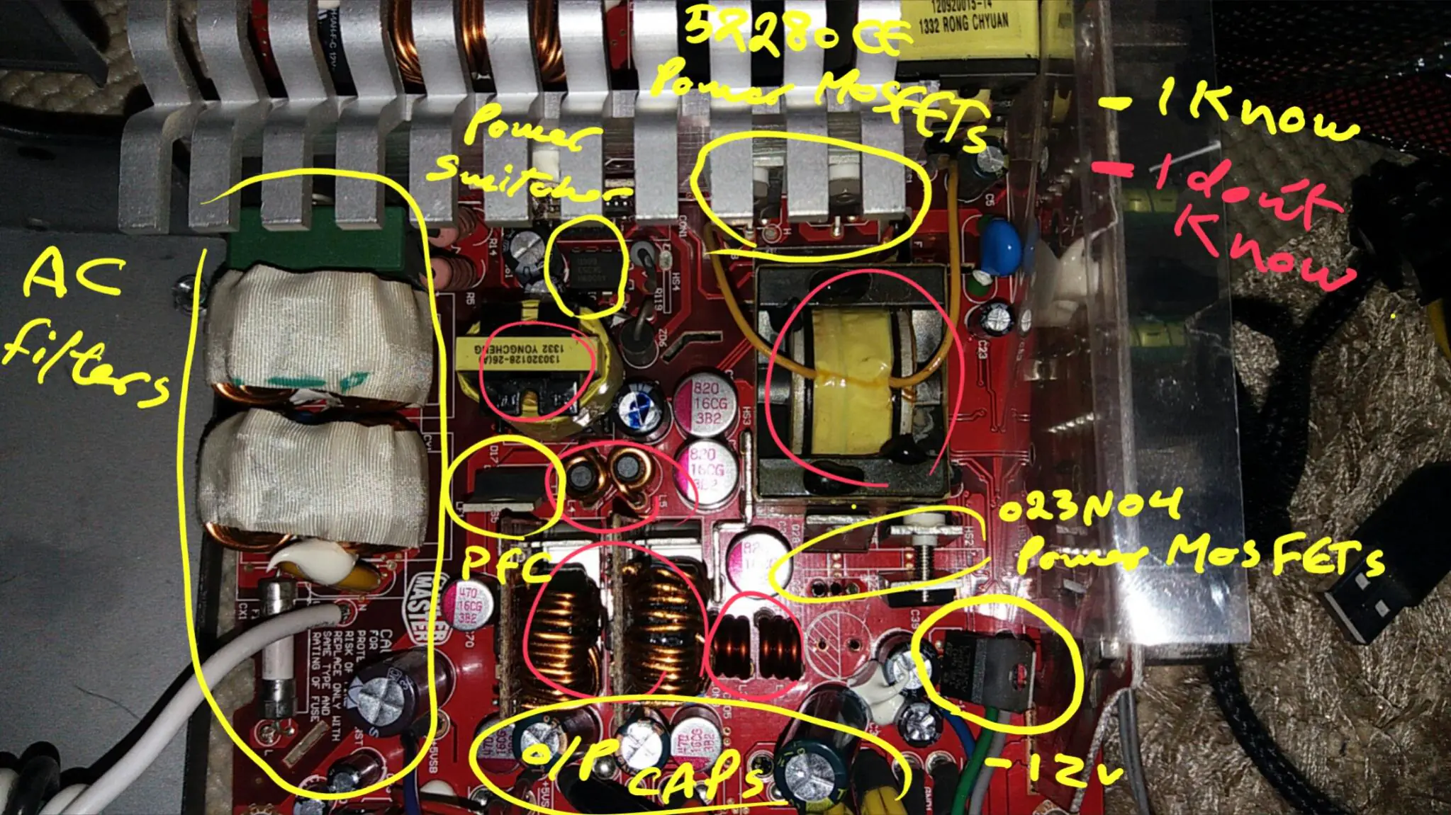 Bilgisayar kasasının içi açılmış, kısa devre kontrolü yapılıyor.
