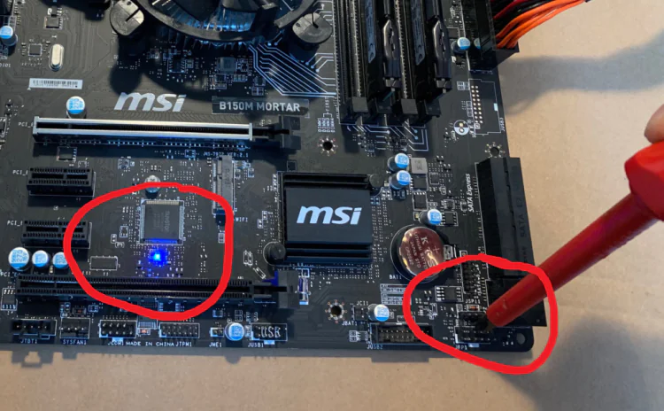 MSI anakart üzerindeki LED ışıklarının titrediğini gösteren bir bilgisayar kasası içi fotoğrafı.