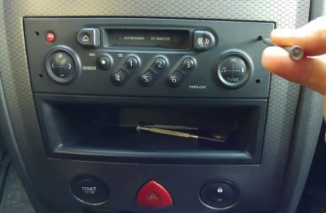 Megane II’de Aux Modunu Aktif Etme ve Aux Kablo Bağlantıları Megane II’de Aux Modunu Aktif Etme ve Aux Kablo Bağlantıları