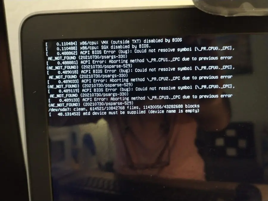 Monster marka bilgisayarda ACPI sorununu gösteren hata mesajı ve bilgisayar ekranı.