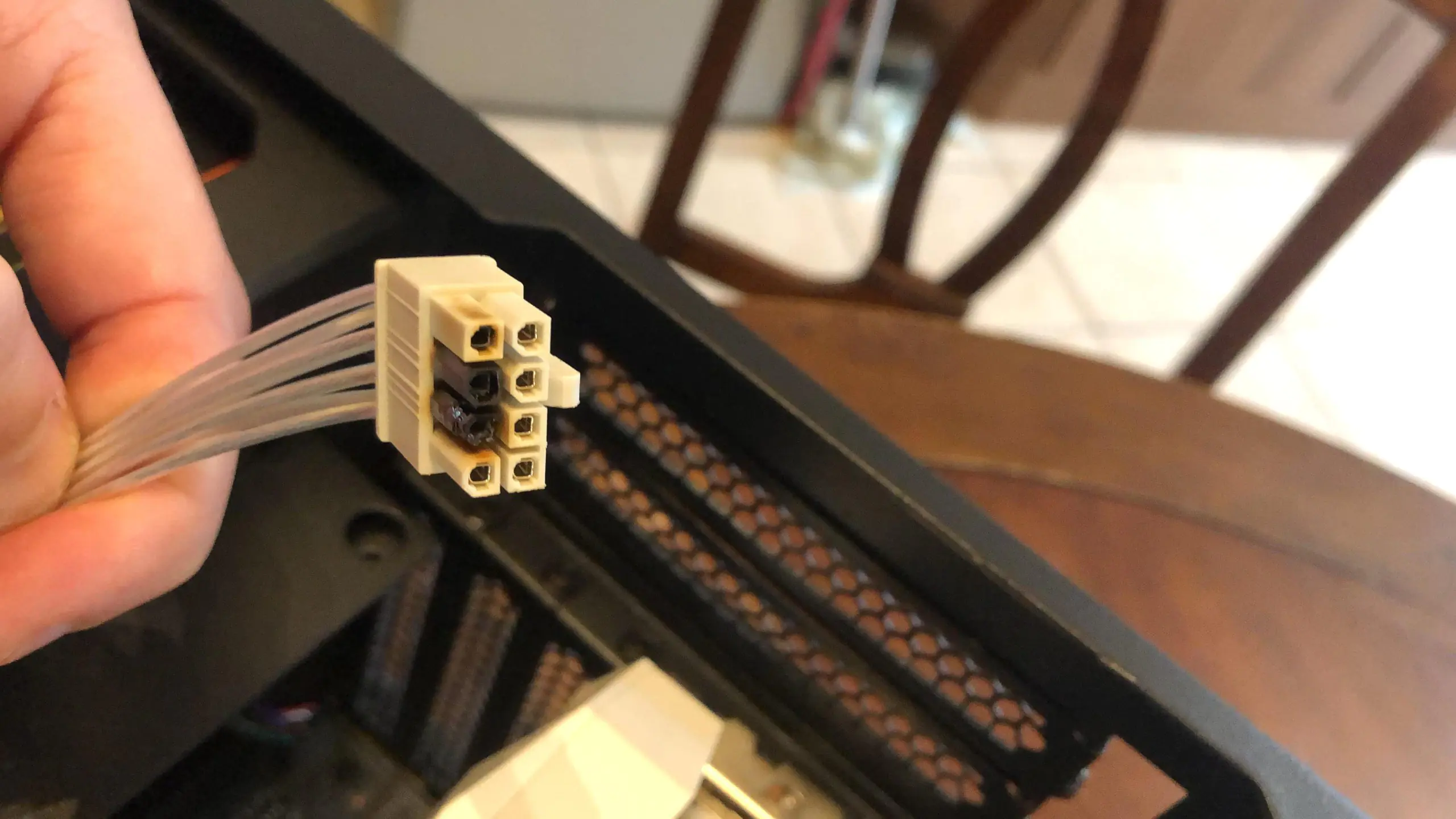 PSU kablosu aşırı ısınarak güvenlik riski oluşturuyor.