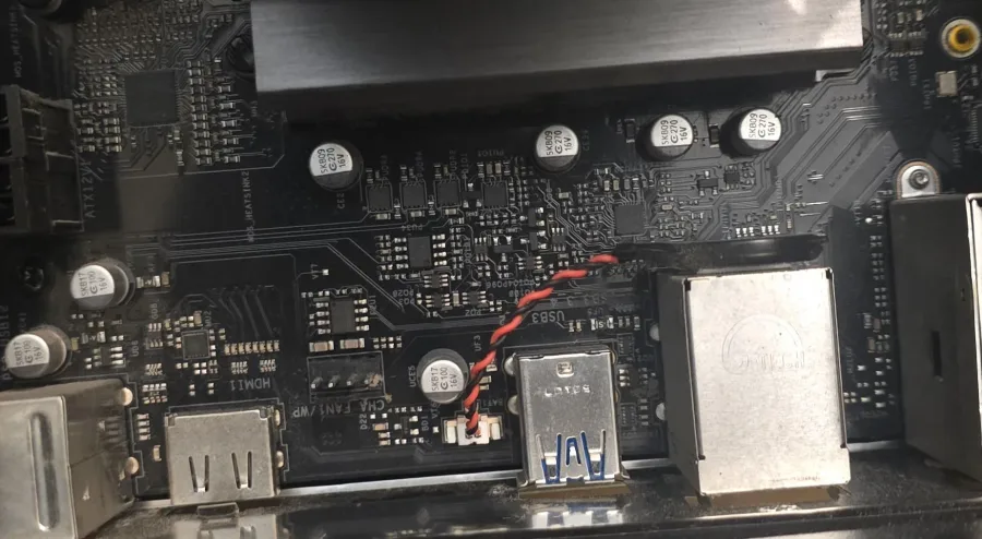 PC kasasını açarken RAM modüllerini takarken kontrol edilen donanım bileşenlerine yakın çekim.