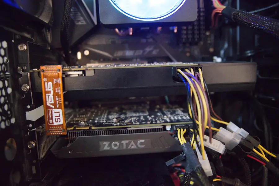 SLI teknolojisi ile birbirine bağlanmış iki NVIDIA ekran kartının anakart üzerindeki yerleşimi