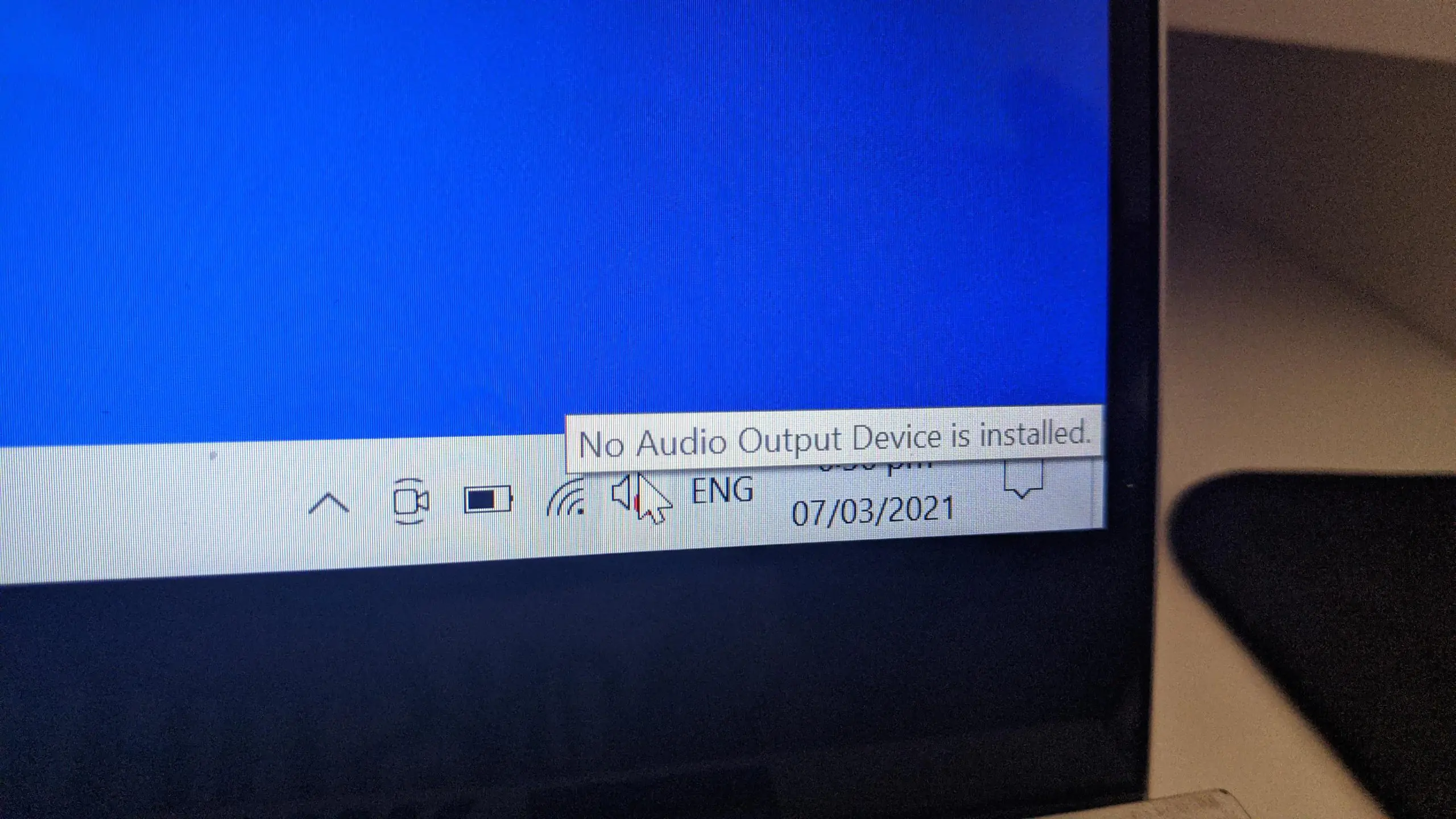 Bilgisayar ekranında sürücü sorunları veya eksik sürücüler nedeniyle Cat6 kablosunun tanınmadığını gösteren bir hata mesajı.