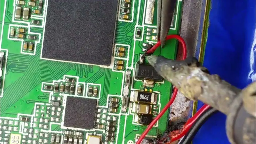 Tablet şarjının şarj olmaması veya geç dolması gibi sorunları gösteren bir görsel.