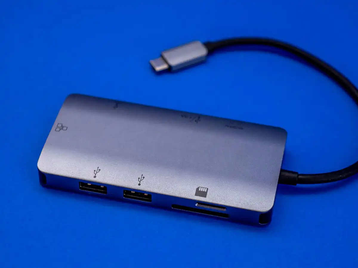 Type-C ve USB 3.0 çoğaltıcıları yan yana karşılaştırılıyor.