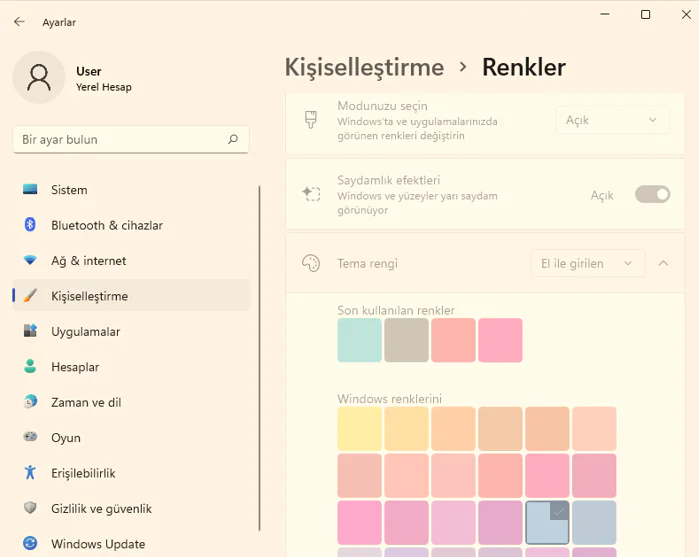 Ardından Kişiselleştirme seçeneğine tıklayın. Gelen ekranda renkler seçeneğine tıklayın.
