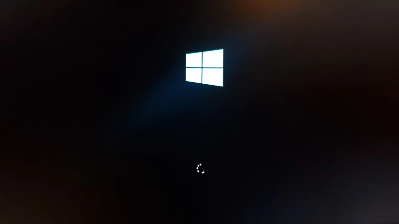 Windows logosunun yukarı kayma sorununu gösteren bir ekran görüntüsü.