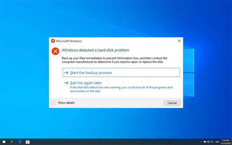Windows’un sabit disk hatası algıladığını bildiren bir uyarı mesajı ve bilgisayar ekranı.