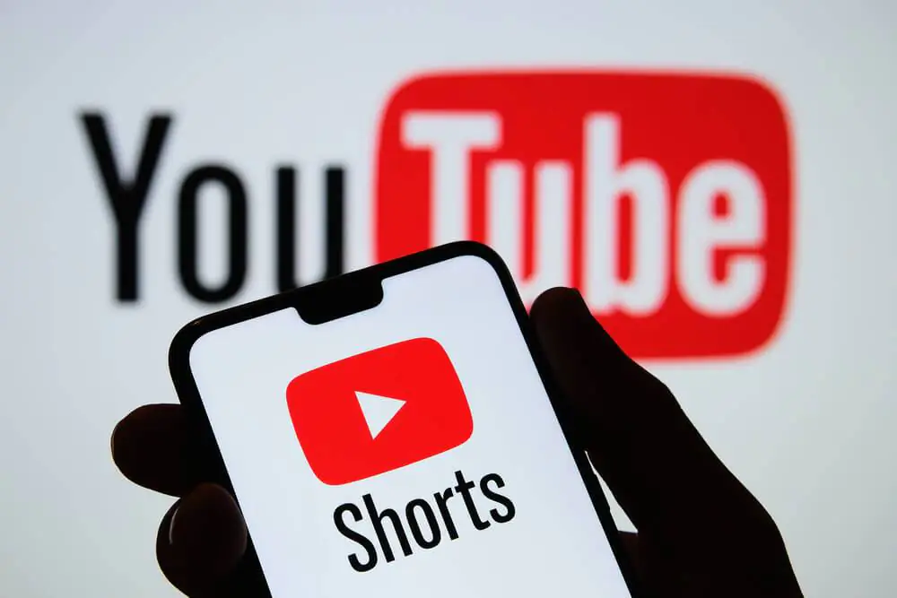 YouTube Shorts izlenme artırma stratejilerini temsil eden sembolik görsel
