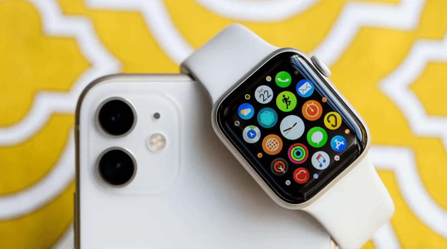 Apple Watch eşleşmeme sorunu yaşayan kullanıcı iPhone ile bağlantı kurmaya çalışıyor