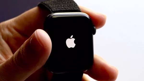 Apple Watch eşleşmeme sorunu çözümü için iPhone ve Apple Watch yan yana gösteriliyor
