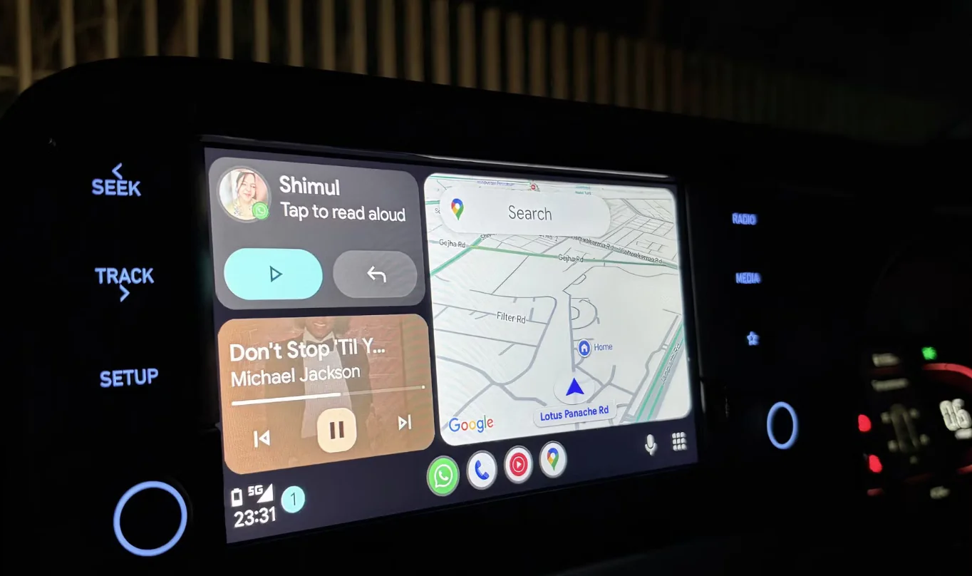 Android Auto widget özelliği araç ekranında takvim ve müzik widget yerleşimi görünümü