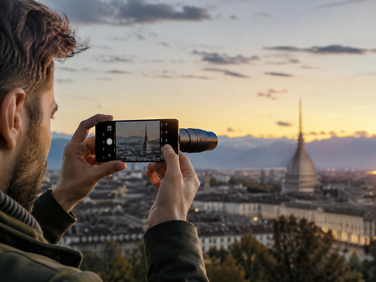 Mekanik zoom lensli Android telefonlar, uzayan lensli fütüristik kapak görselinde öne çıkıyor