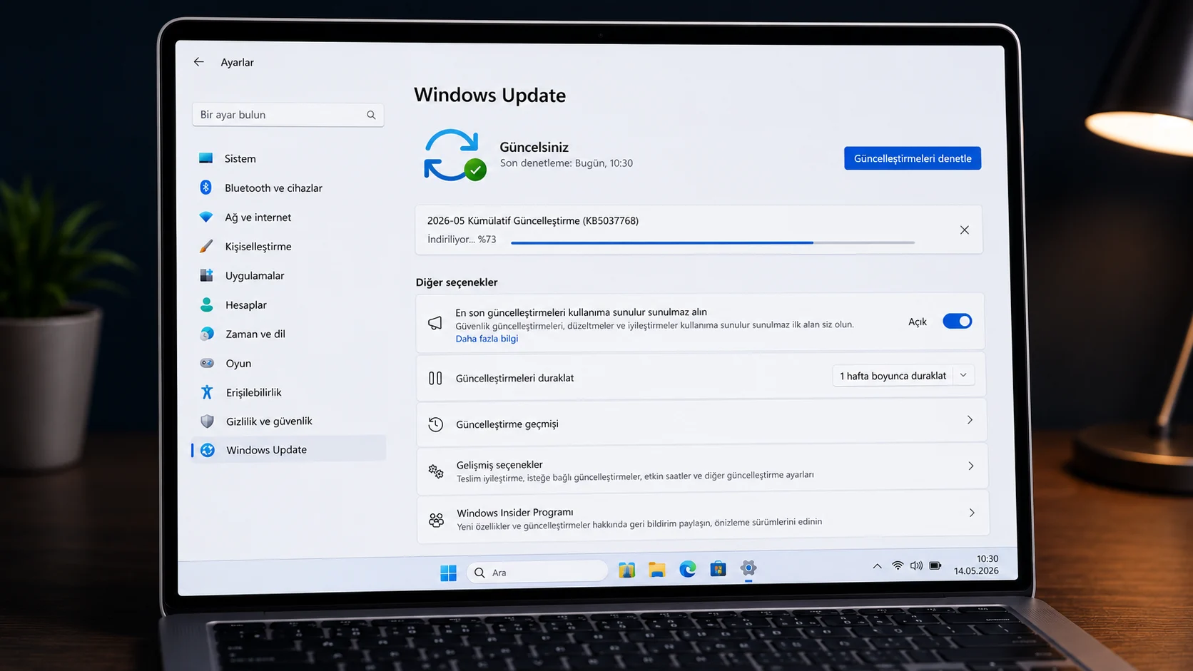 Windows 11 güvenlik güncellemeleri indirilen bir bilgisayar ekranında yer alan Windows Update ayarları penceresi.