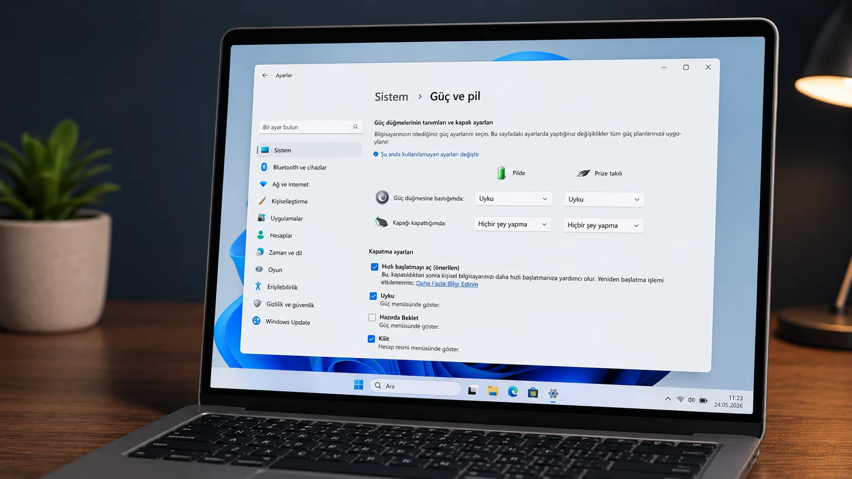 Laptop kapağı kapatma ayarı yapılan bir Windows 11 bilgisayarın güç seçenekleri ekranı görünümü.