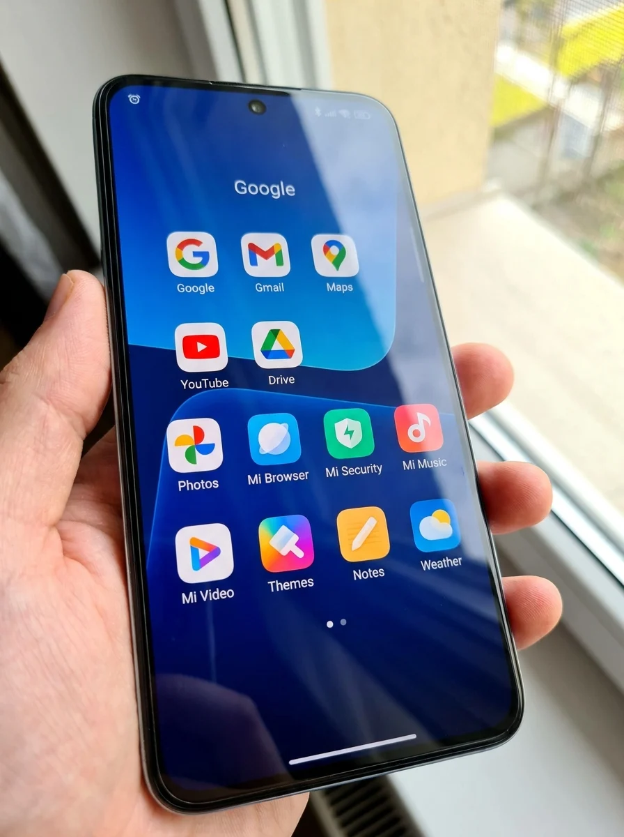Bir Android telefonda hem Google hem de Xiaomi uygulamalarının yan yana olduğu uygulama çekmecesi fotoğrafı
